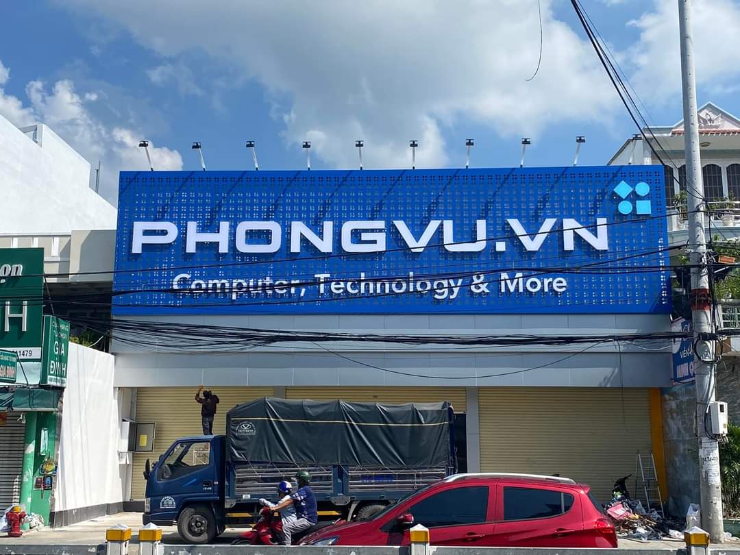 Bảng hiệu quảng cáo Phong Vũ computer